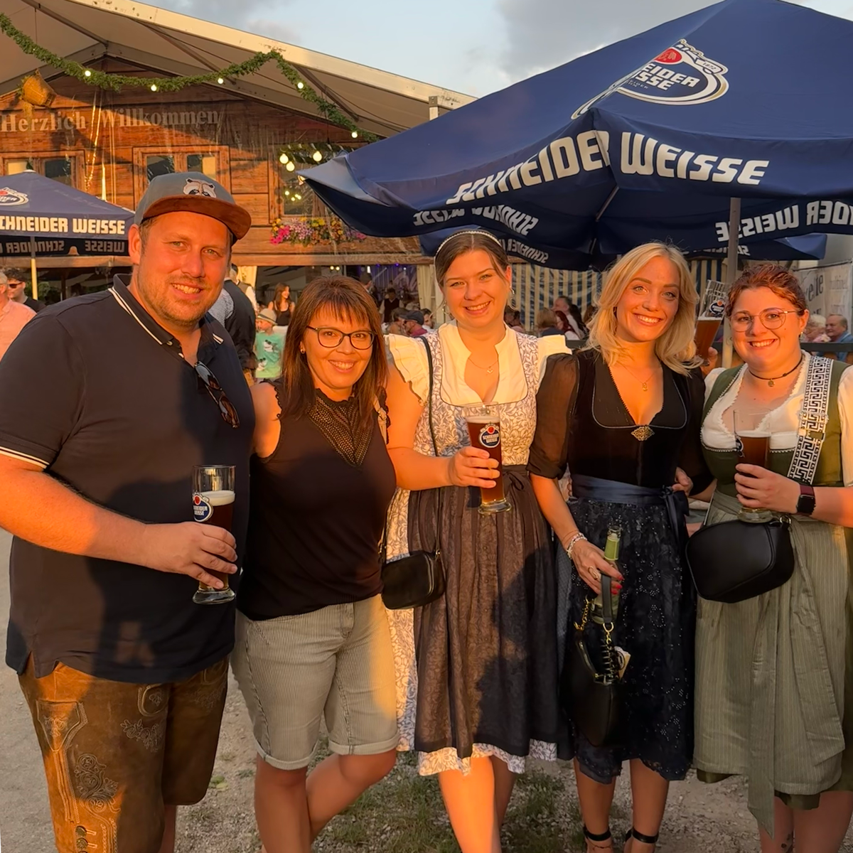 bierzelt Das Team von Wallner Marketing stehend neben zwei Kanus mit roten Schwimmwesten. Im Hintergrund ist die Donau zu sehen.