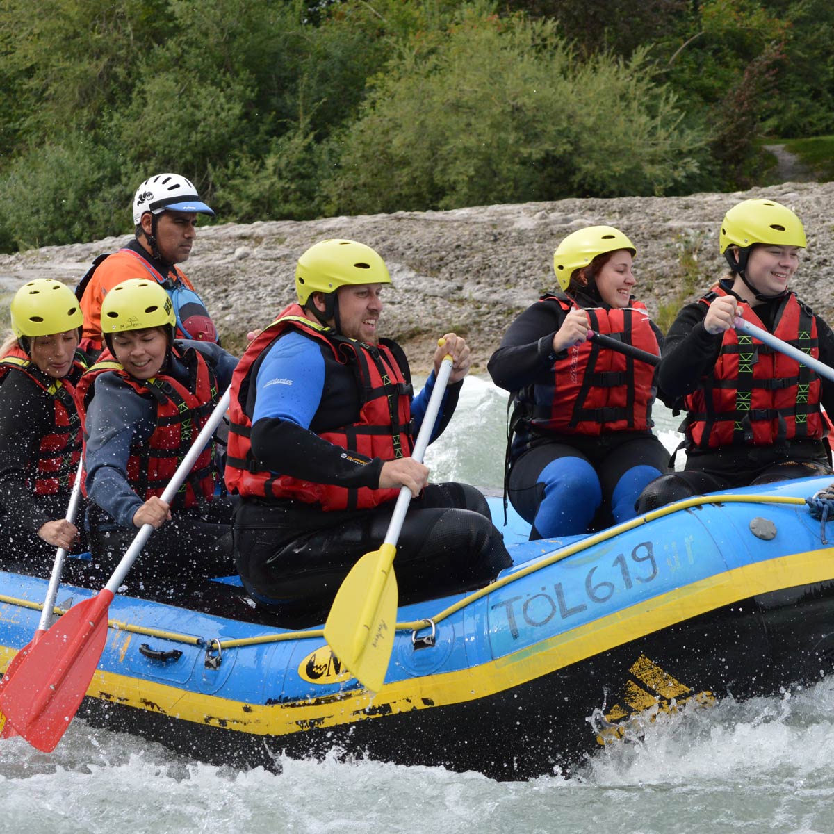 rafting Das Team von Wallner Marketing am Fuße der Zugspitze bei einer Wanderung. Das Team sieht fröhlich in die Kamera.